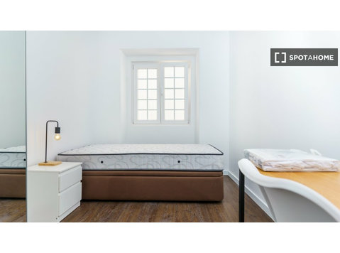 Zimmer zu vermieten in einer 10-Zimmer-Wohnung in Amadora,… - Zu Vermieten