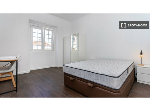 Room for rent in 10-bedroom apartment in Amadora, Lisbon - Te Huur