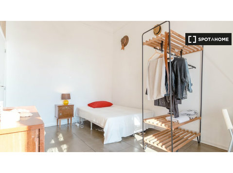 Room for rent in 10-bedroom apartment in Bairro, Lisbon - Na prenájom