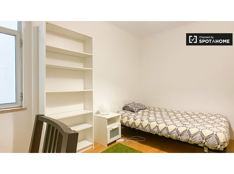 Pokój do wynajęcia w 10-pokojowym mieszkaniu w Lizbonie - Do wynajęcia