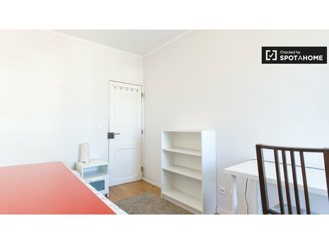 Zimmer zu vermieten in 10-Zimmer-Wohnung in Lissabon - Zu Vermieten