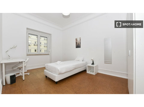 Lizbon'da 10 yatak odalı dairede kiralık oda - Kiralık