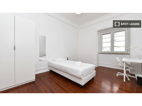 Quarto para alugar em apartamento de 10 quartos em Lisboa - Aluguel
