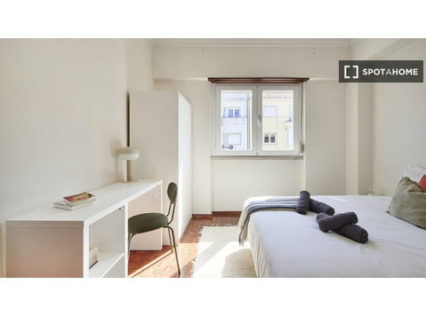 Chambre à louer dans un appartement de 10 chambres à… - À louer