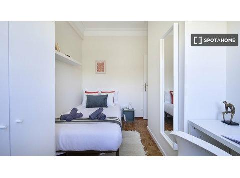 Zimmer zu vermieten in 10-Zimmer-Wohnung in Lissabon - Zu Vermieten