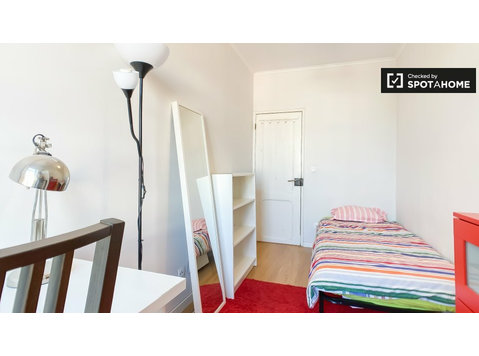 Camera in affitto in appartamento con 10 camere da letto a… - In Affitto
