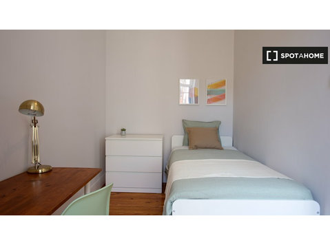 Penha de França'da 10 yatak odalı dairede kiralık oda - Kiralık