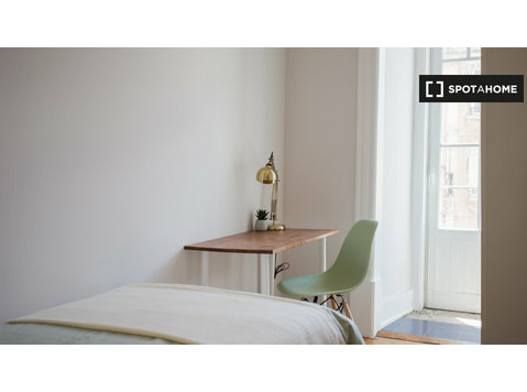 Room for rent in 10-bedroom apartment in Penha de França - Аренда
