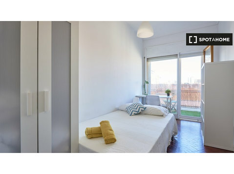 Room for rent in 10-bedroom apartment in Saldanha - Aluguel