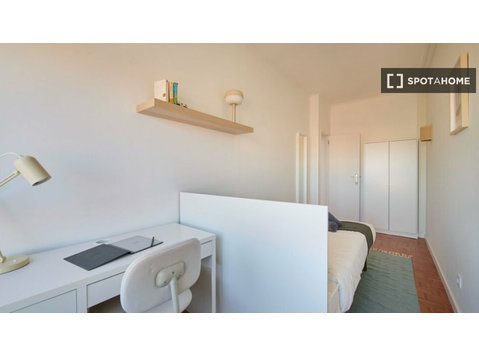 Zimmer zu vermieten in 10-Zimmer-Wohnung in Santa Cruz,… - Zu Vermieten