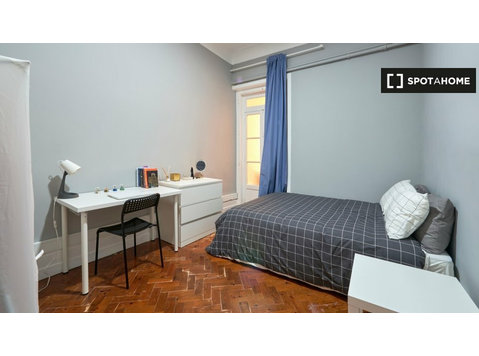 Room for rent in 11-bedroom apartment in Lisbon - Под наем