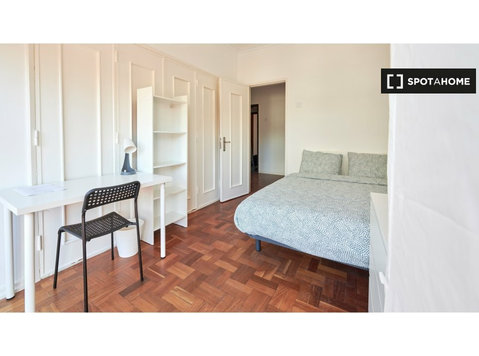 Room for rent in 11-bedroom apartment in Lisbon - Kiadó