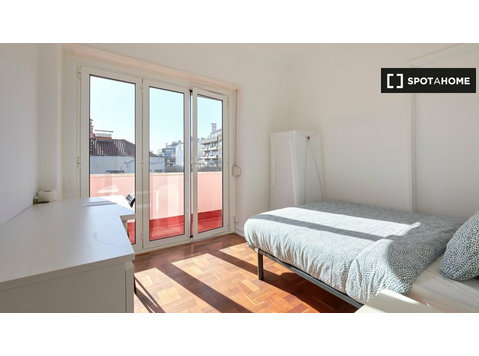 Zimmer zu vermieten in 11-Zimmer-Wohnung in Lissabon - Zu Vermieten