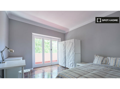Pokój do wynajęcia w 11-pokojowym mieszkaniu w Lizbonie - Do wynajęcia