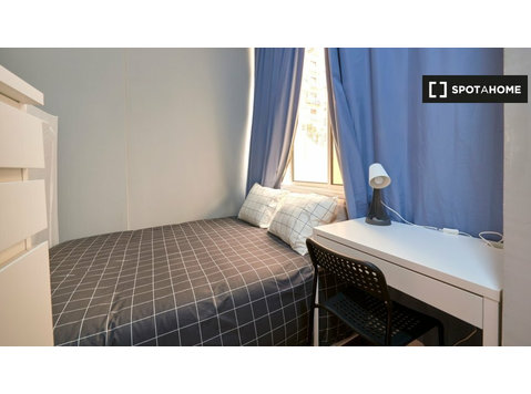 Lizbon'da 11 yatak odalı dairede kiralık oda - Kiralık