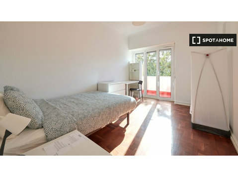 Camera in affitto in appartamento con 11 camere da letto a… - In Affitto