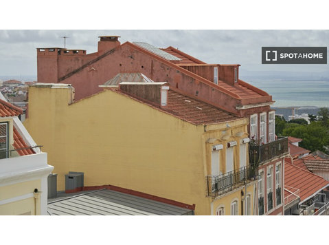 Room for rent in 11-bedroom apartment in Lisbon - K pronájmu