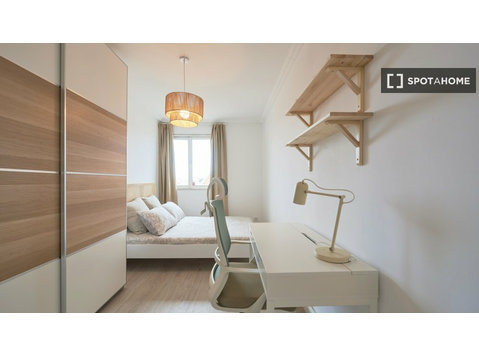 Zimmer zu vermieten in 11-Zimmer-Wohnung in Lissabon - Zu Vermieten