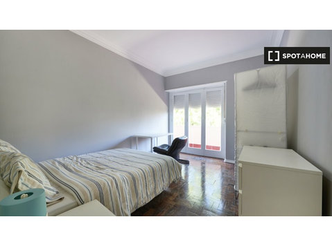 Camera in affitto in appartamento con 11 camere da letto a… - In Affitto