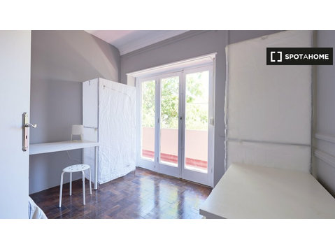 Pokój do wynajęcia w 11-pokojowym mieszkaniu w Lizbonie - Do wynajęcia