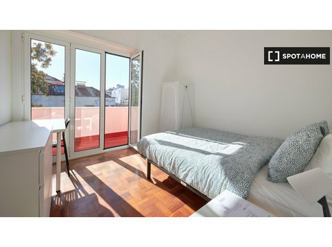 Room for rent in 11-bedroom apartment in Lisbon - 임대