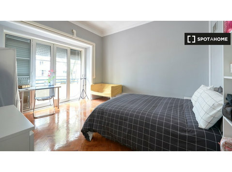 Lizbon'da 11 yatak odalı dairede kiralık oda - Kiralık
