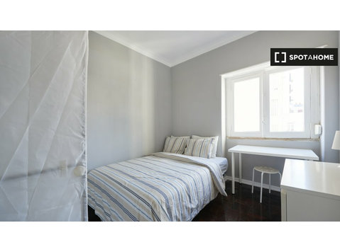 Chambre à louer dans un appartement de 11 chambres à… - À louer