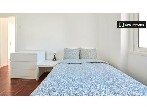 Chambre à louer dans un appartement de 11 chambres à… - À louer