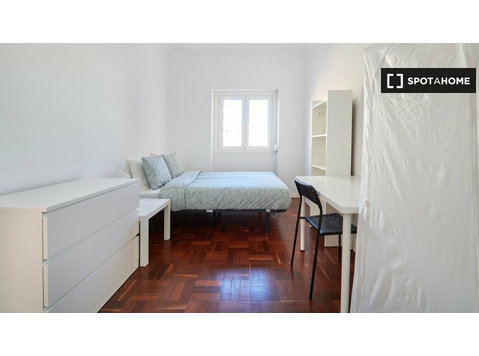 Chambre à louer dans un appartement de 11 chambres à… - À louer