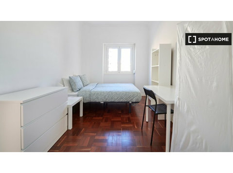 Quarto para alugar em apartamento de 11 quartos em Lisboa - Aluguel