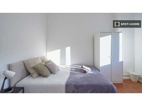 Santa Cruz, Lizbon'da 11 yatak odalı dairede kiralık oda - Kiralık