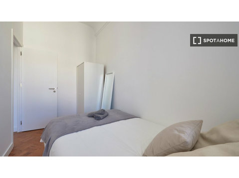 Chambre à louer dans un appartement de 11 chambres à Santa… - À louer