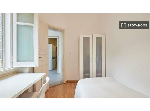 Santa Cruz, Lizbon'da 11 yatak odalı dairede kiralık oda - Kiralık