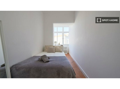 Santa Cruz, Lizbon'da 11 yatak odalı evde kiralık oda - Kiralık
