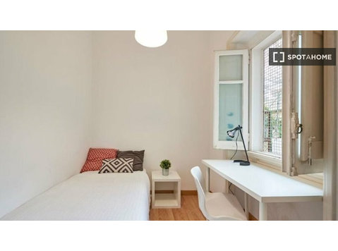 Santa Cruz, Lizbon'da 11 yatak odalı evde kiralık oda - Kiralık