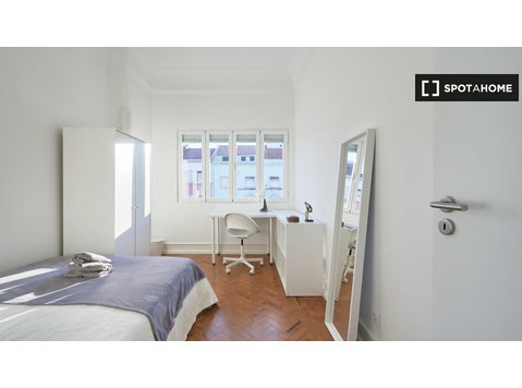 Room for rent in 12-bedroom apartment in Alameda, Lisbon - Kiralık