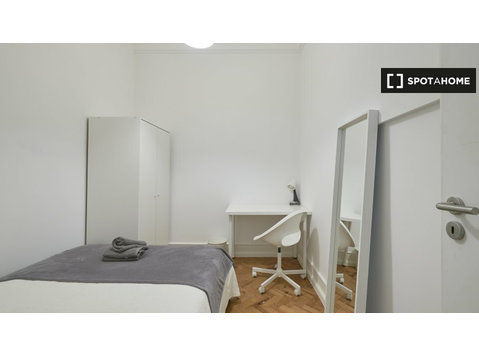 Room for rent in 12-bedroom apartment in Alameda, Lisbon - 임대