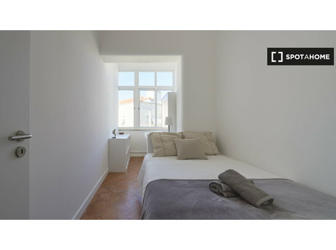 Room for rent in 12-bedroom apartment in Alameda, Lisbon - Аренда