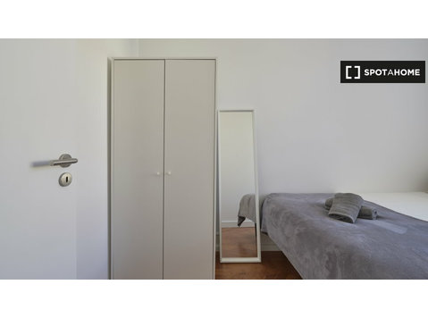 Se alquila habitación en apartamento de 12 habitaciones en… - Alquiler
