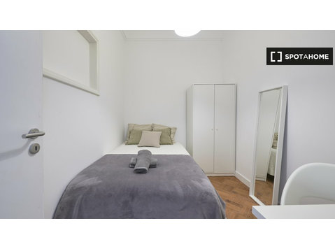 Room for rent in 12-bedroom apartment in Alameda, Lisbon - Под Кирија
