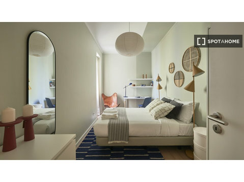 Room for rent in 12-bedroom apartment in Arroios, Lisbon - Kiadó