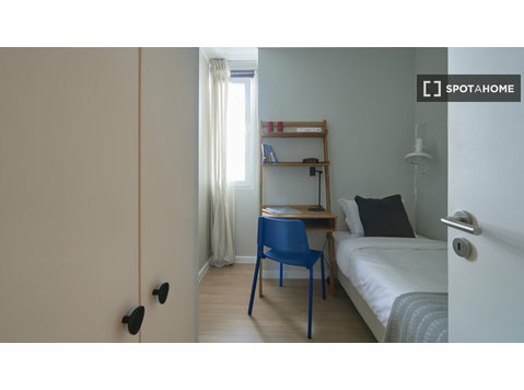 Room for rent in 12-bedroom apartment in Arroios, Lisbon - 空室あり