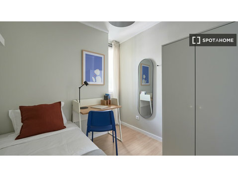 Room for rent in 12-bedroom apartment in Arroios, Lisbon -  வாடகைக்கு 