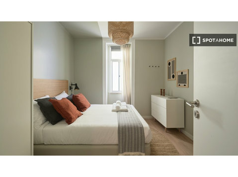 Room for rent in 12-bedroom apartment in Arroios, Lisbon - Аренда