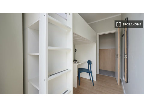 Room for rent in 12-bedroom apartment in Arroios, Lisbon - K pronájmu