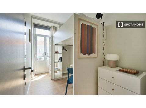 Room for rent in 12-bedroom apartment in Arroios, Lisbon - الإيجار