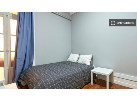 Camera in affitto in appartamento con 12 camere da letto a… - In Affitto