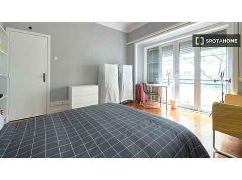 Room for rent in 12-bedroom apartment in Lisbon - Za iznajmljivanje