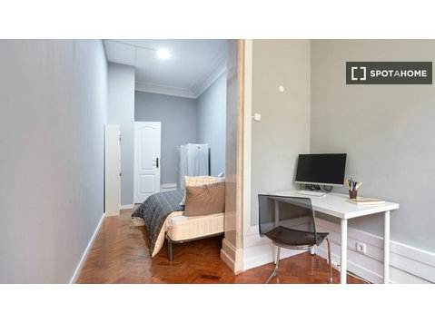 Room for rent in 12-bedroom apartment in Lisbon - Kiadó