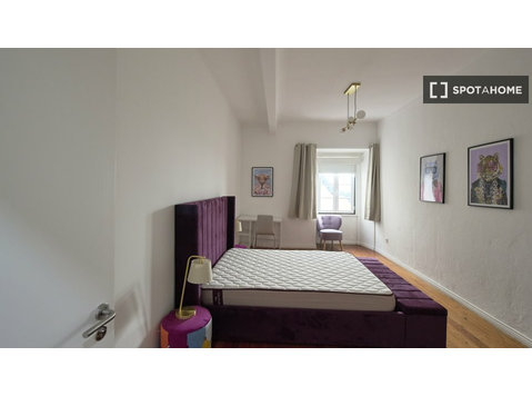 Pokój do wynajęcia w mieszkaniu z 13 sypialniami w Lizbonie - Do wynajęcia